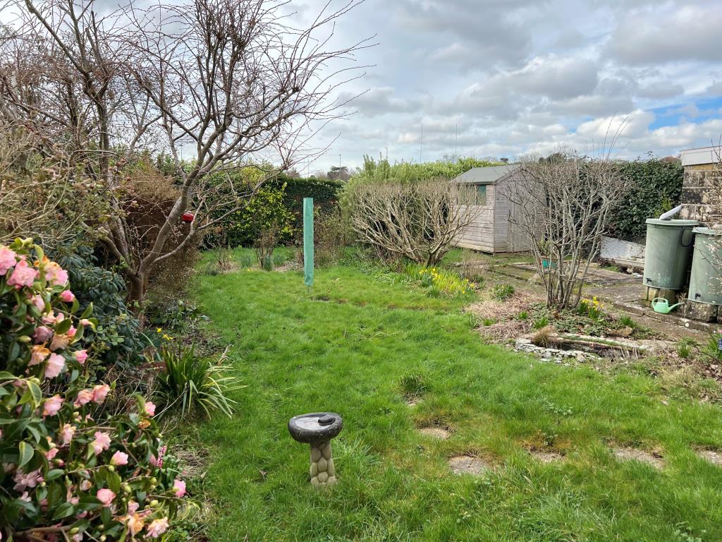 Lot: 6 - DETACHED BUNGALOW FOR IMPROVEMENT AND GARAGE -